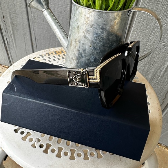 Sunglasses - Picture 5 of 5